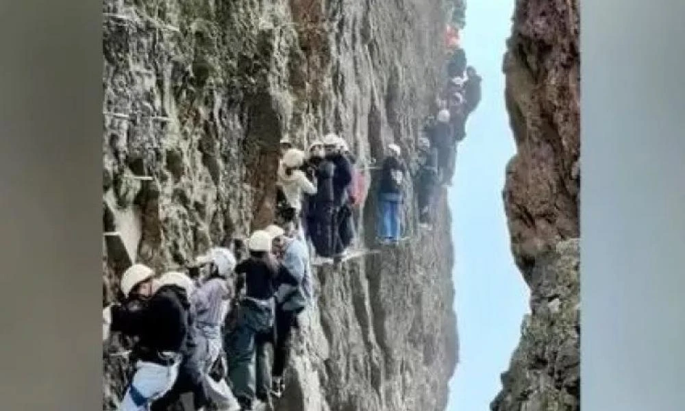Απίστευτο! Κινέζοι ορειβάτες κόλλησαν σε γκρεμό λόγω... συνωστισμού (βίντεο)